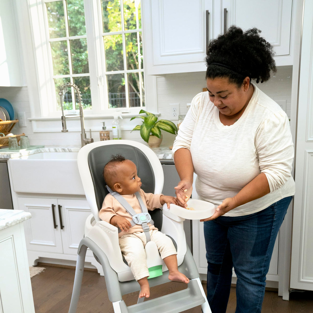 6-in-1 High Chair with 5 Point Harness and 2 Trays I804604